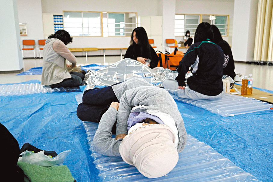 ●日本北海道當局開放避難所，讓有需要疏散的民眾棲身。路透社