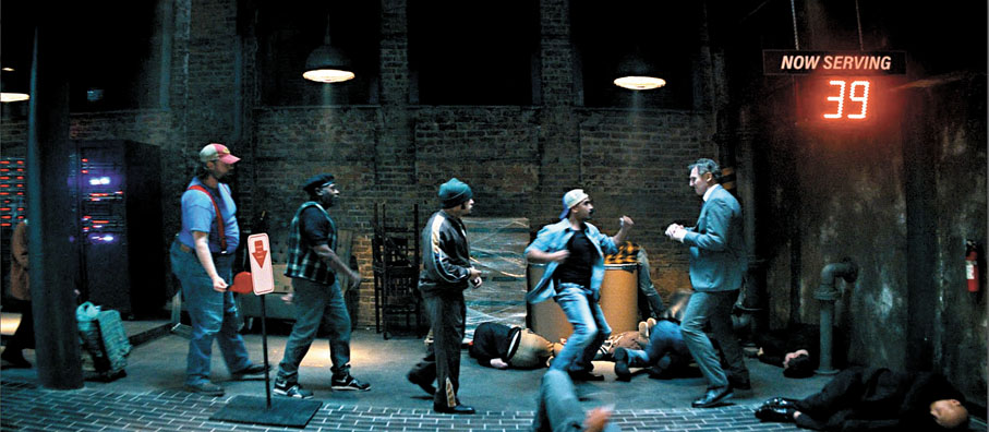 ●無厘頭神探法蘭克卓賓與數名劫匪對打。