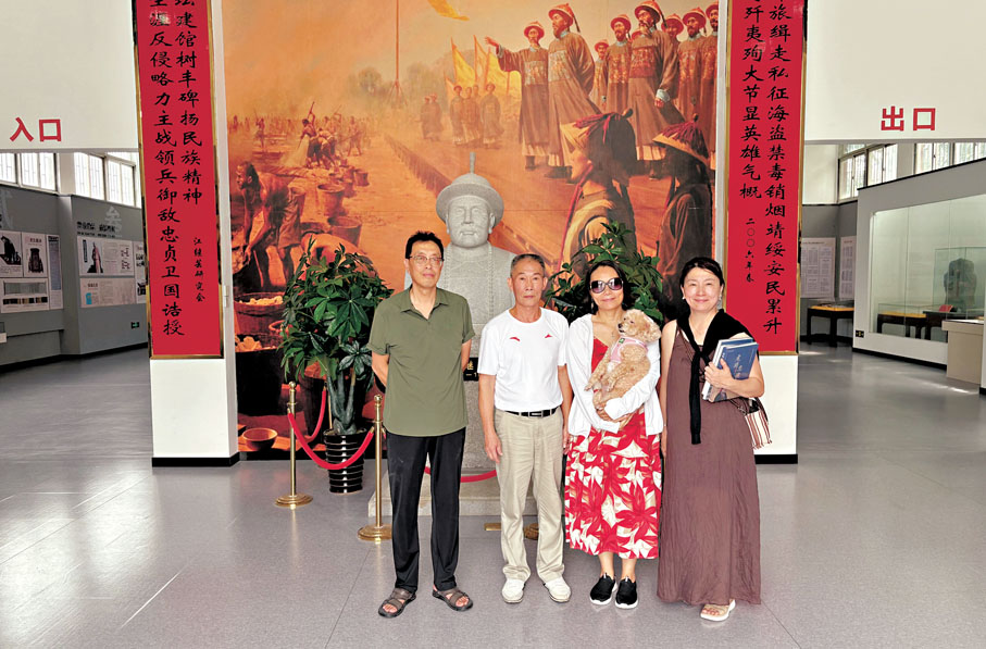 ●作者與江惠、江澎及江永平館長合影。作者供圖