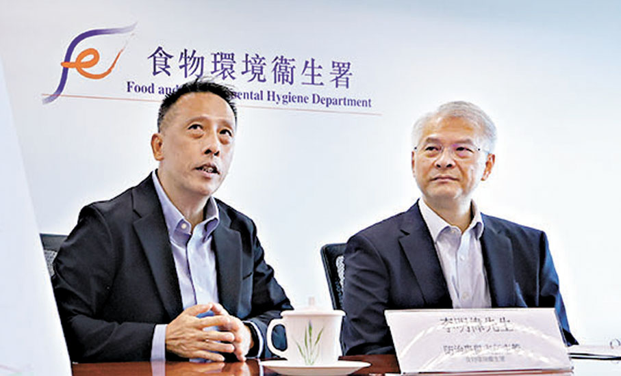 ●食環署助理署長潘炳揚（右）及食環署防治蟲鼠主任主管李明偉（左）接受訪問。香港文匯報記者黃艾力 攝