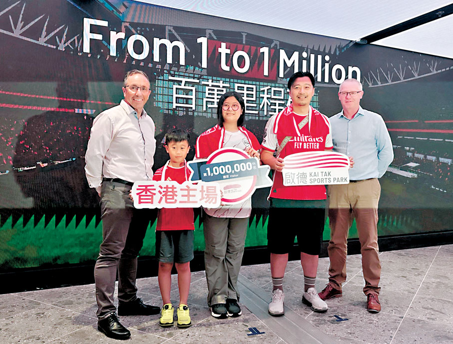 ●莊澤基（左）與「百萬觀眾」葉先生（右二）合照留念。香港文匯報記者郭正謙 攝