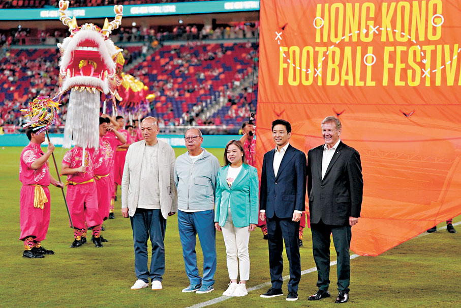 ●文化體育及旅遊局局長羅淑佩（中）再次到現場觀戰。香港文匯報記者郭正謙 攝