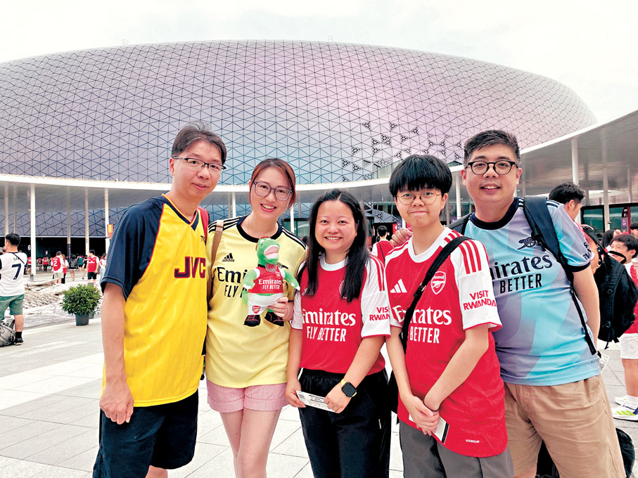 ●萬先生（右一）感染女兒（右二）成為阿仙奴球迷。 香港文匯報記者葉詩敏 攝