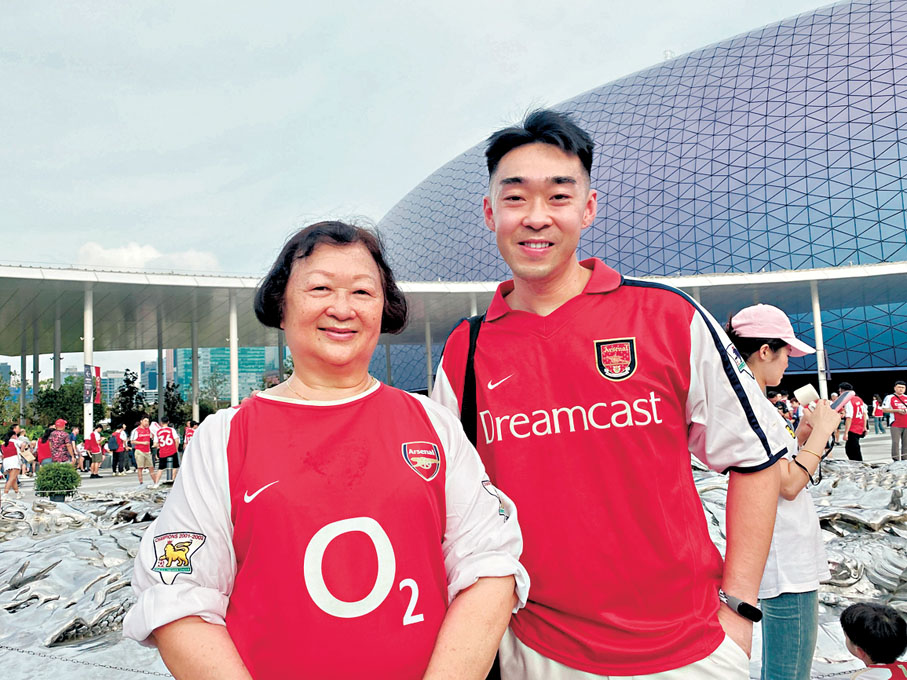 ●資深「廠迷」古先生首次帶同母親入場。香港文匯報記者葉詩敏 攝