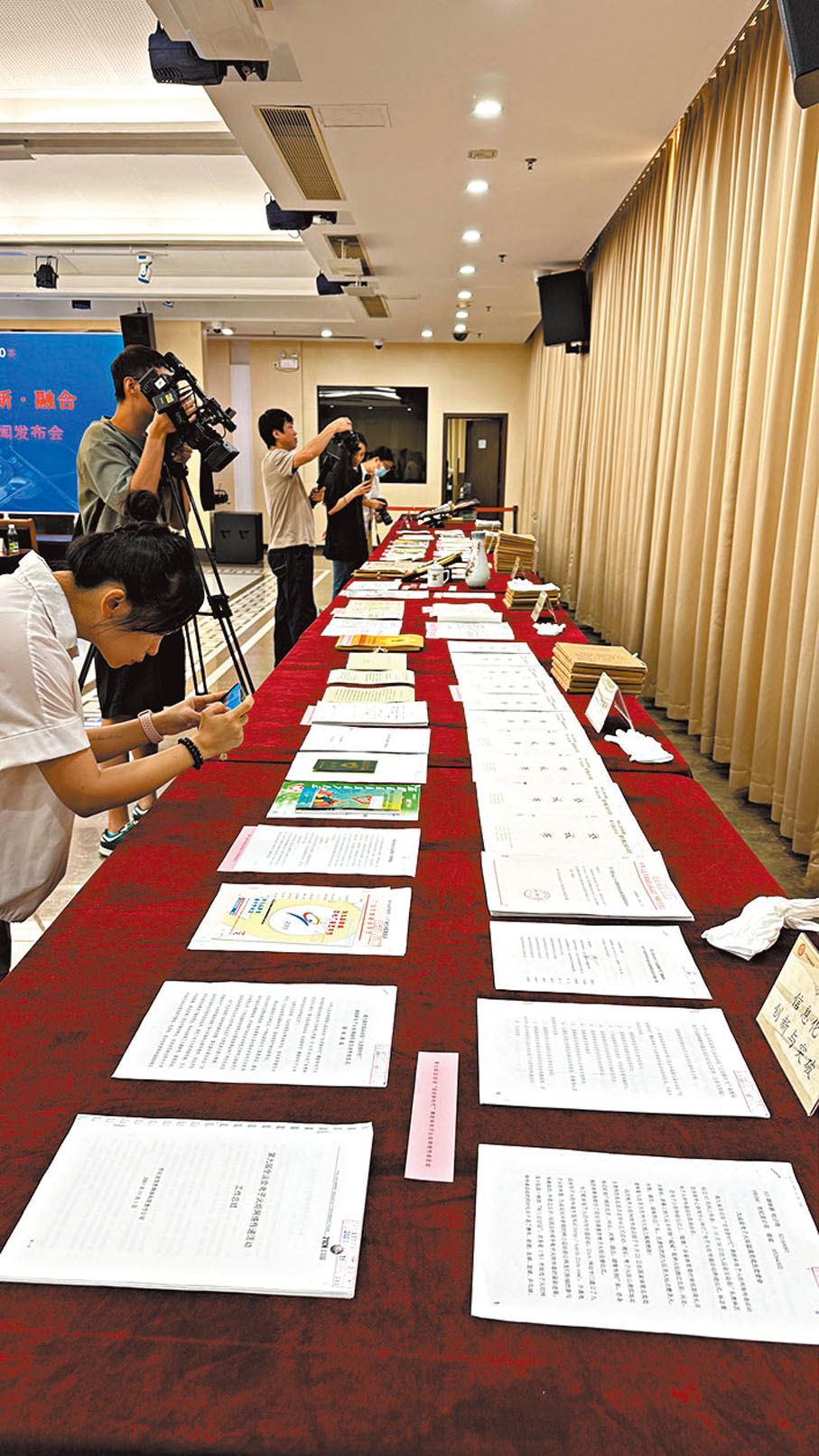 ●廣東省檔案館對在廣東舉辦的六運會、九運會11,000多件館藏檔案進行了梳理篩選，精選出包括文書、照片和實物檔案共 218件並向社會開放。