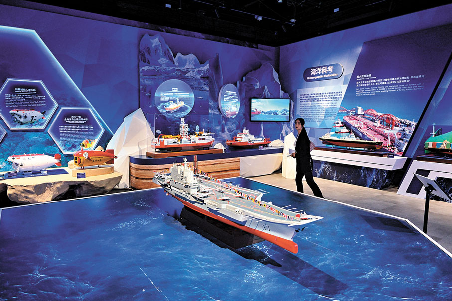 ●科考船與航母模型。 中通社