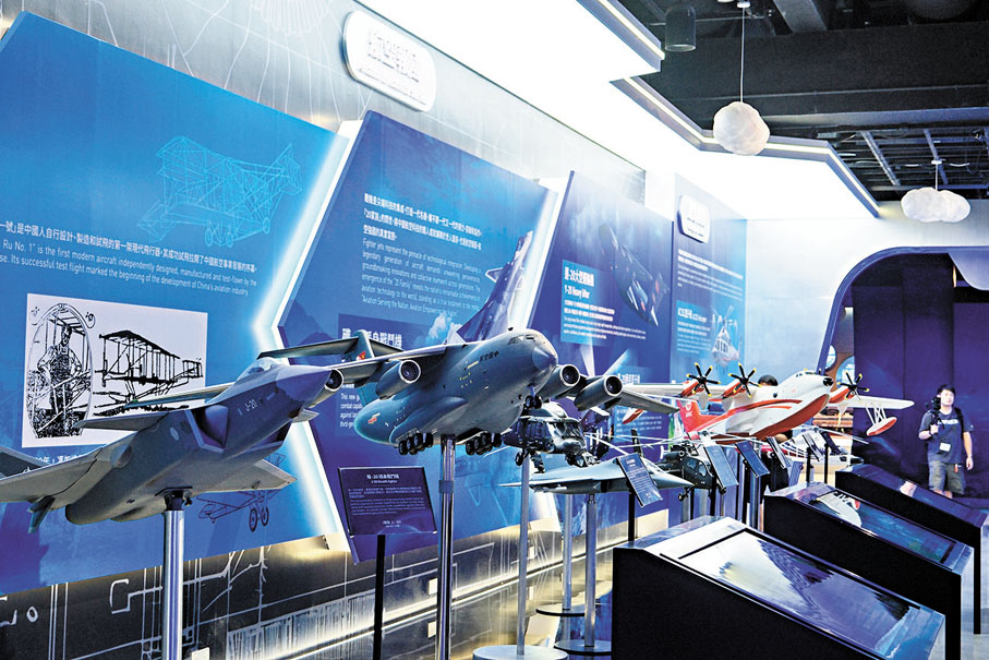 ●殲-20與運-20等航空器模型。 中通社