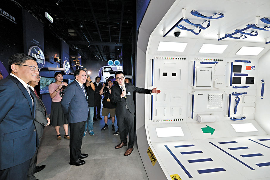 ●陳國基參觀展覽。