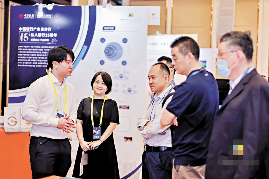 ●黃天行（左一）早前帶着項目參與大灣區品牌發展大會。 受訪者供圖