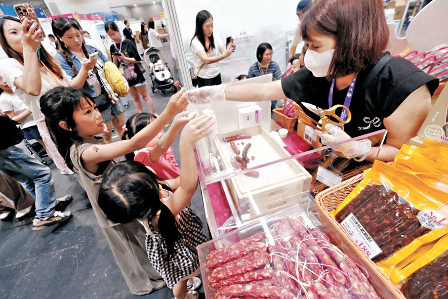 ●小朋友齊來嘗一口。 香港文匯報記者涂穴  攝