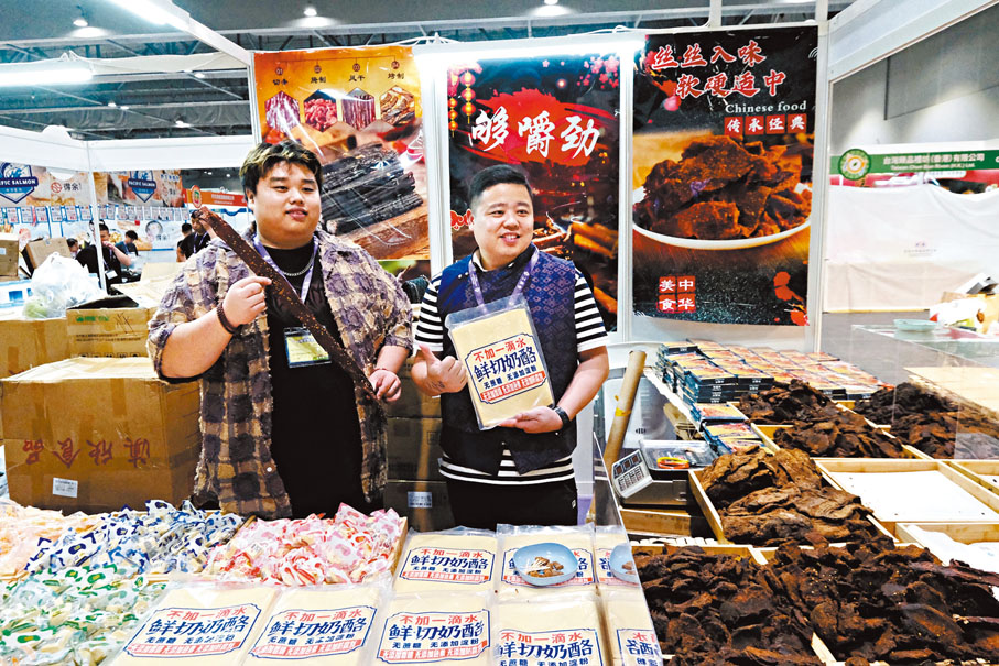 ●展區售賣中華美食。香港文匯報記者涂穴  攝