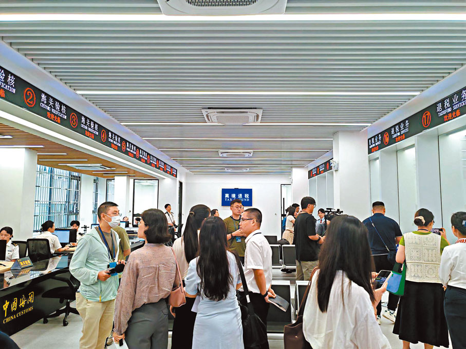 ●羅湖口岸離境退稅辦理點設有18個櫃位，其中10個海關驗核櫃位，8個退稅代理機構廣東華興銀行櫃位。