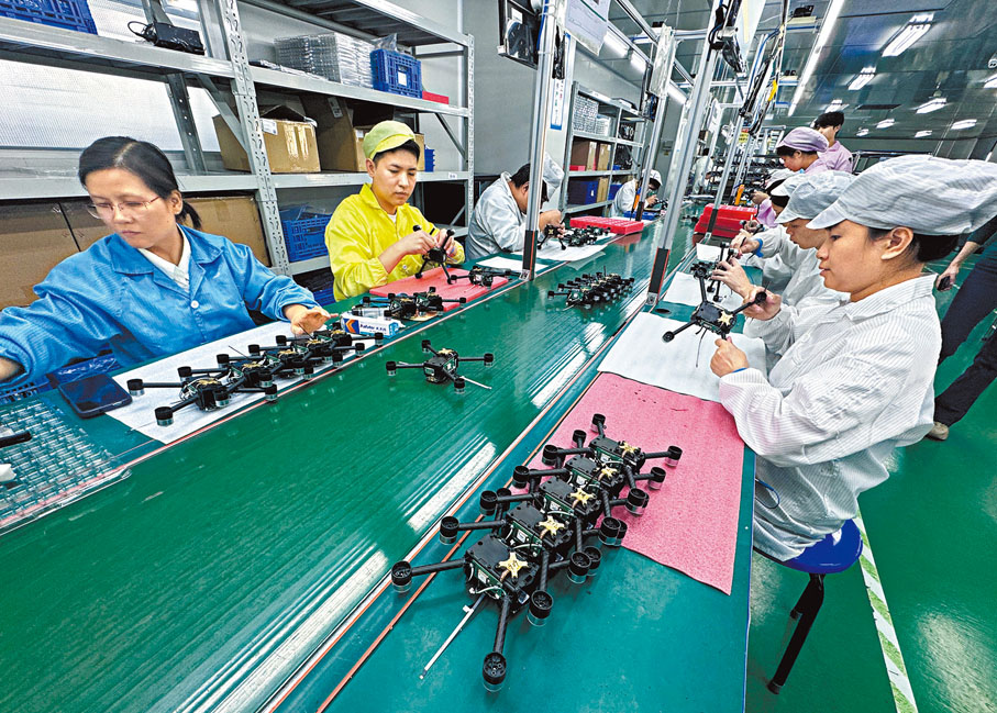 ●深圳上半年GDP保持5.1%的同比增長。圖為深圳市高巨創新的無人機生產線。 資料圖片