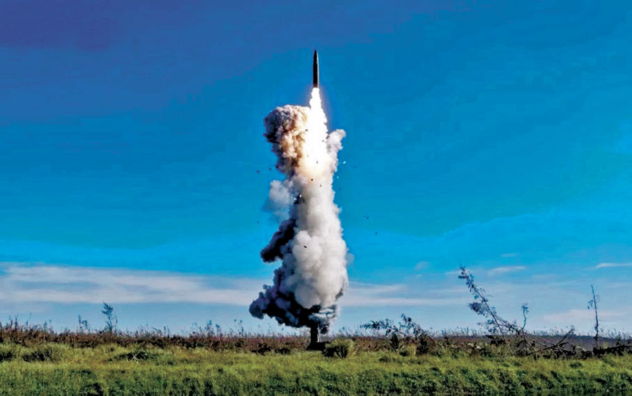 ●2024年9月25日，中國人民解放軍火箭軍向太平洋相關公海海域成功發射一發洲際彈道導彈，準確落入預定海域。圖為導彈升空。網上圖片