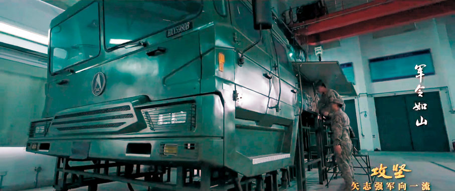 ●火箭軍某旅官兵檢查發射車狀態。 視頻截圖