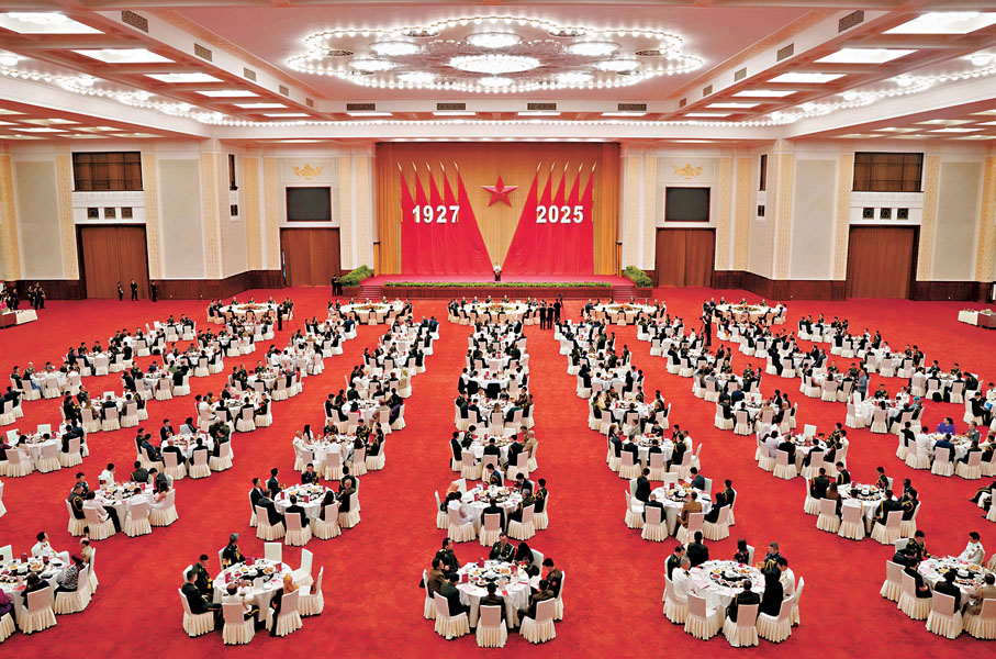 ●中華人民共和國國防部7月31日在人民大會堂舉辦招待會，熱烈慶祝中國人民解放軍建軍98周年。 網上圖片