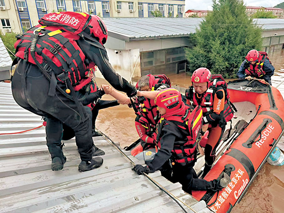 ●7月28日，北京市密雲區太師屯鎮養老照料中心，消防救援人員將被困老人轉移至安全區域。 網上圖片