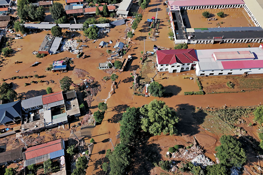 ●7月29日，北京市密雲區暴雨過後，部分村舍民房等建築遭洪水淹沒。 路透社