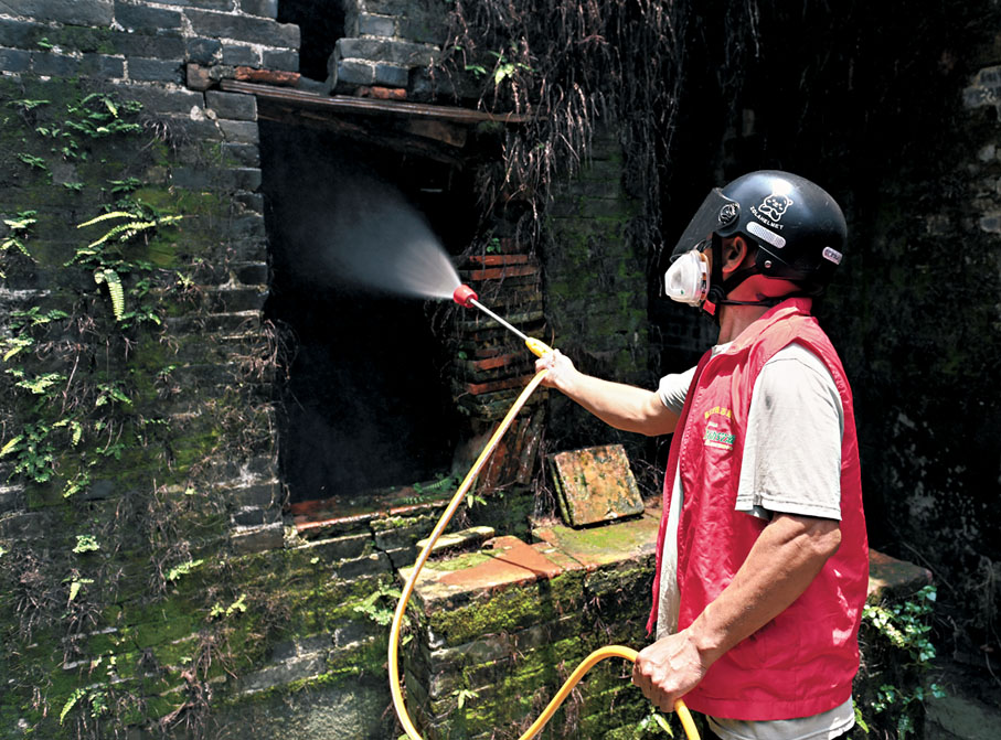 ●7月25日，工作人員在佛山市順德區莊頭村噴藥消殺蚊蟲。 新華社
