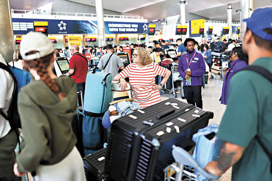 ●乘客在希思羅機場大堂等待。 路透社