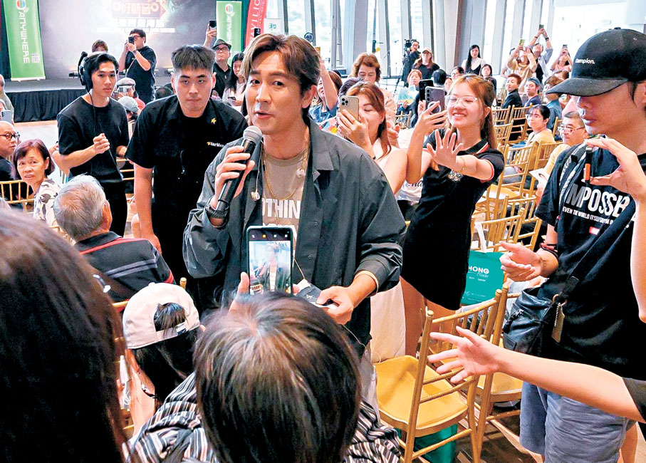 ●譚俊彥與吉隆坡觀眾熱情互動。