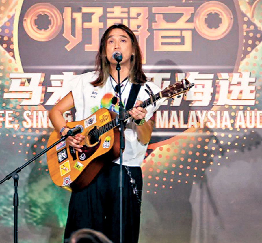 ●有馬來西亞參賽者自彈自唱。