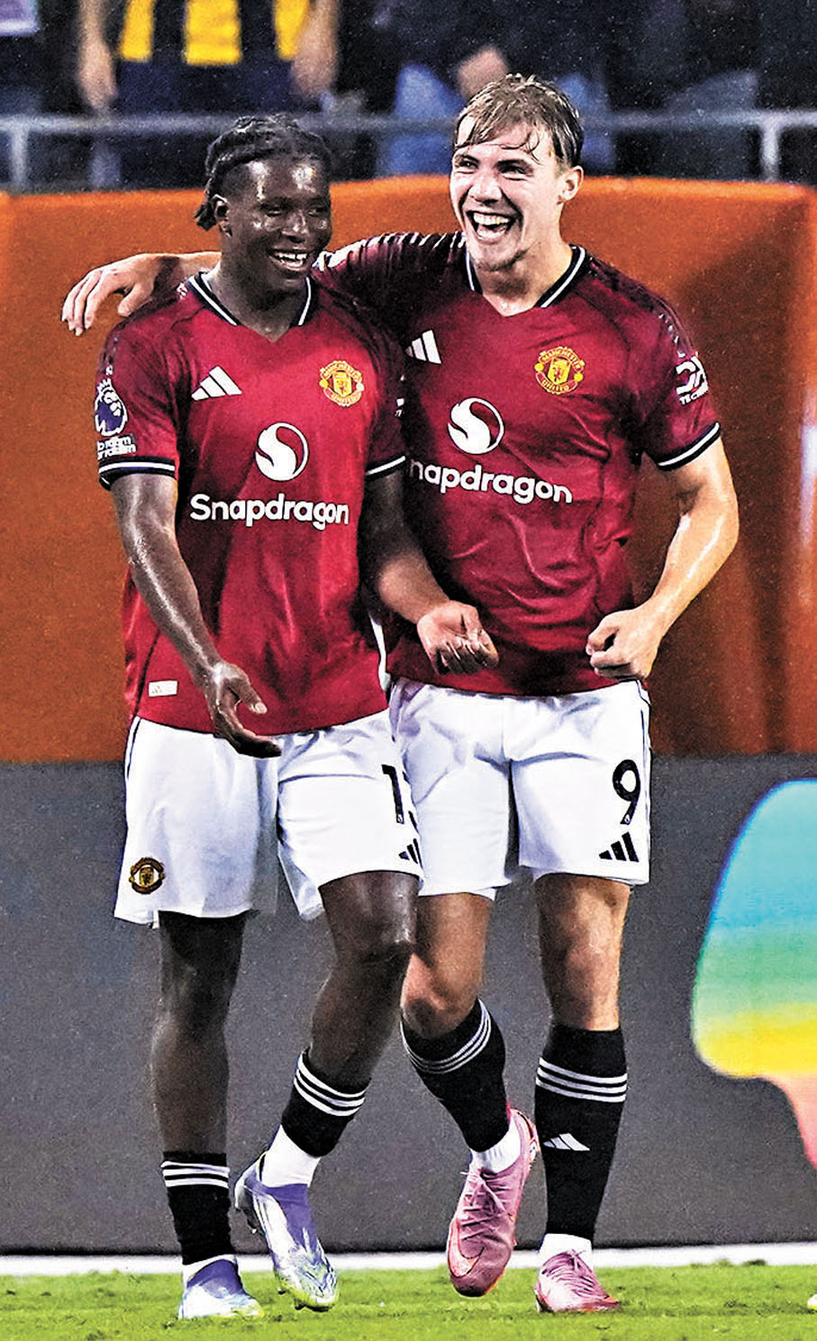 ●海倫（右）與隊友多古慶祝入球。  美聯社