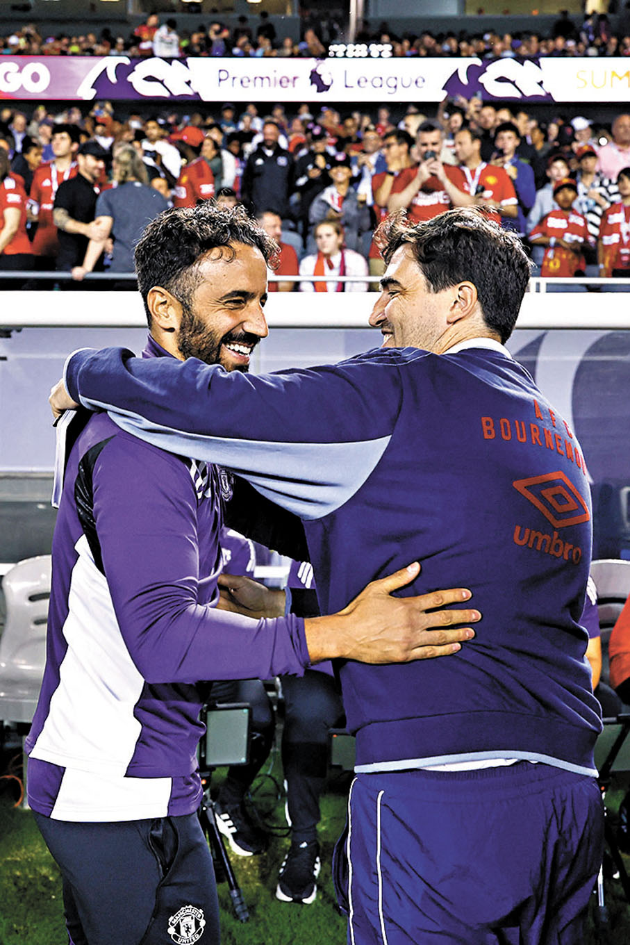 ●曼聯主帥艾摩廉（左）與般尼茅夫教頭艾奧拿先禮後兵。 法新社