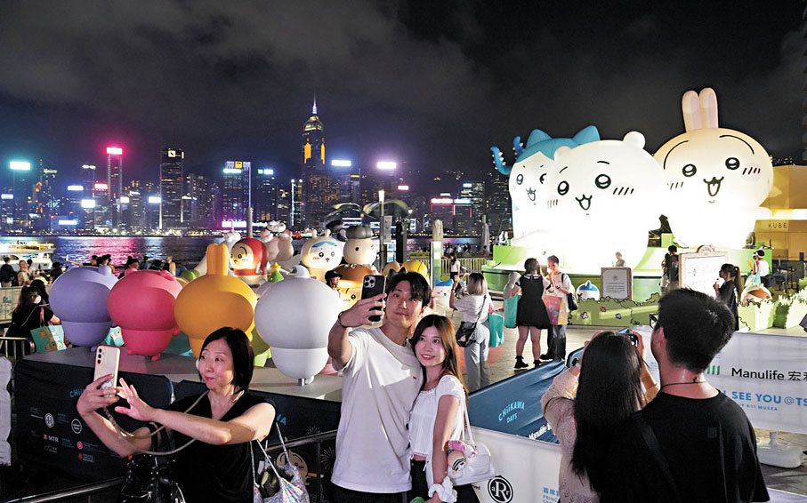 ●市民爭相與Chiikawa角色們合照。香港文匯報記者曾興偉  攝