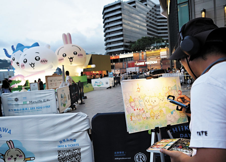 ●有參觀市民即場寫生。香港文匯報記者曾興偉  攝
