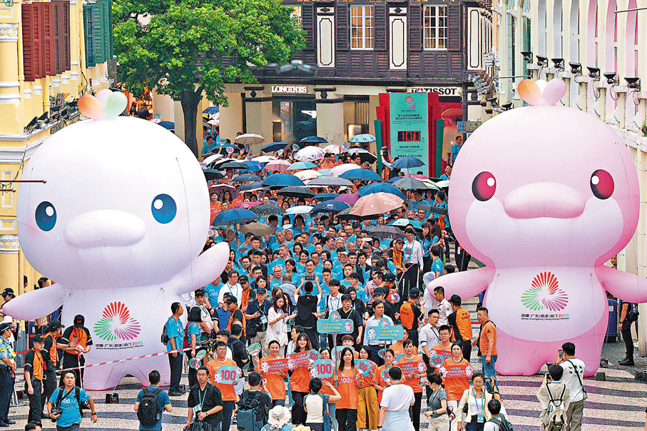 ● 8月1日，澳門群眾參加慶祝活動。 新華社