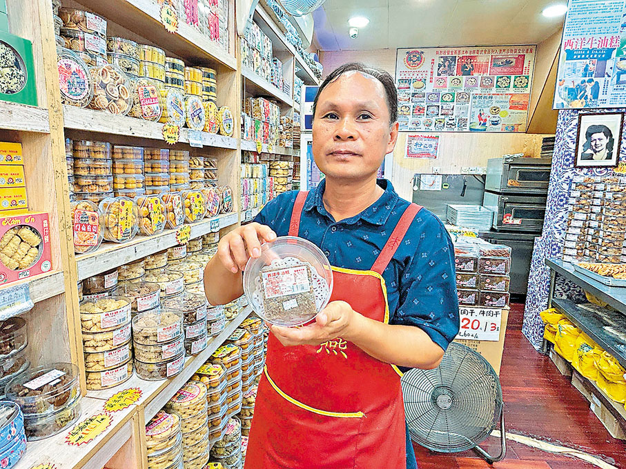 ●澳門牛油糕製作師傅李炎表示，將以最好的產品和服務，迎接全國的觀眾和遊客。