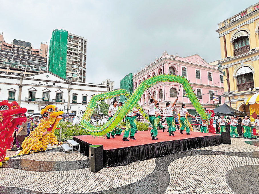 ●8月1日，在「迎百日健步行」活動上的舞獅表演。