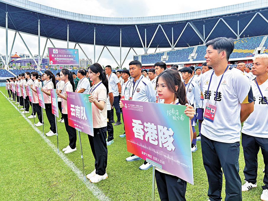 ●志願者引領殘特奧會聾人足球比賽項目的參賽隊伍。香港文匯報記者敖敏輝 攝