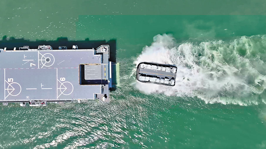 ●湖北艦可以容納氣墊登陸艇和40輛左右裝甲車輛。 網上圖片