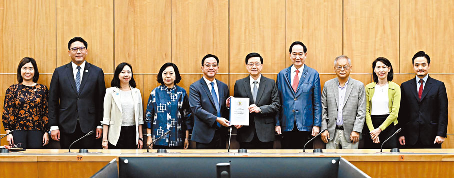 ●新界鄉議局昨日與香港特區行政長官李家超會面，就新一份施政報告提交以「新界文旅高質量發展激活香港經濟新動能」為主題的建議書。新界鄉議局Fb圖片