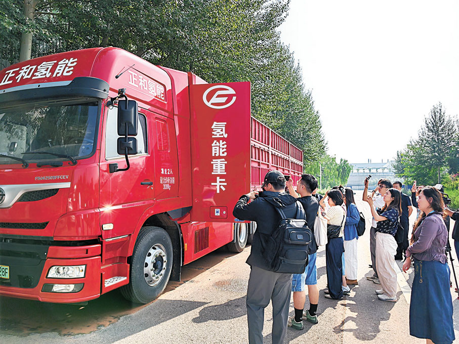 ●搭載國鴻氫能系統的重卡在鄂爾多斯礦區日均行駛300公里。圖為採訪團參觀國鴻氫能系統的重卡。 香港文匯報記者王月  攝