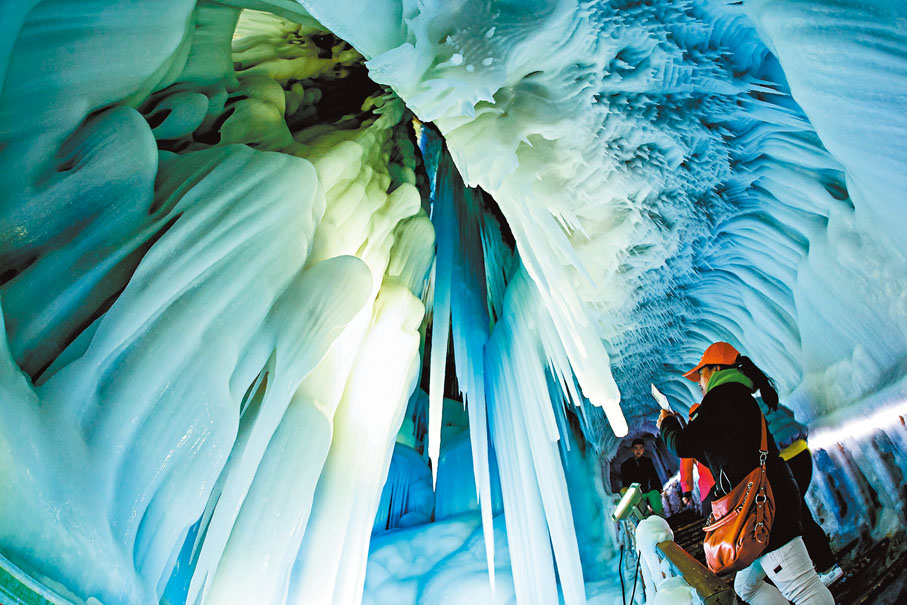 ●夏季進冰洞也需穿厚衣服。