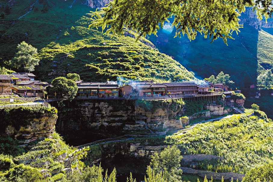 ●絕壁上的懸空村。