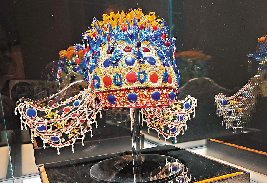 ●《琉璃鳳冠》，以明孝端皇后鳳冠為原型的琉璃製品。