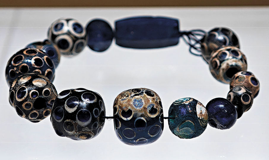 ●琉璃串飾，戰國製。