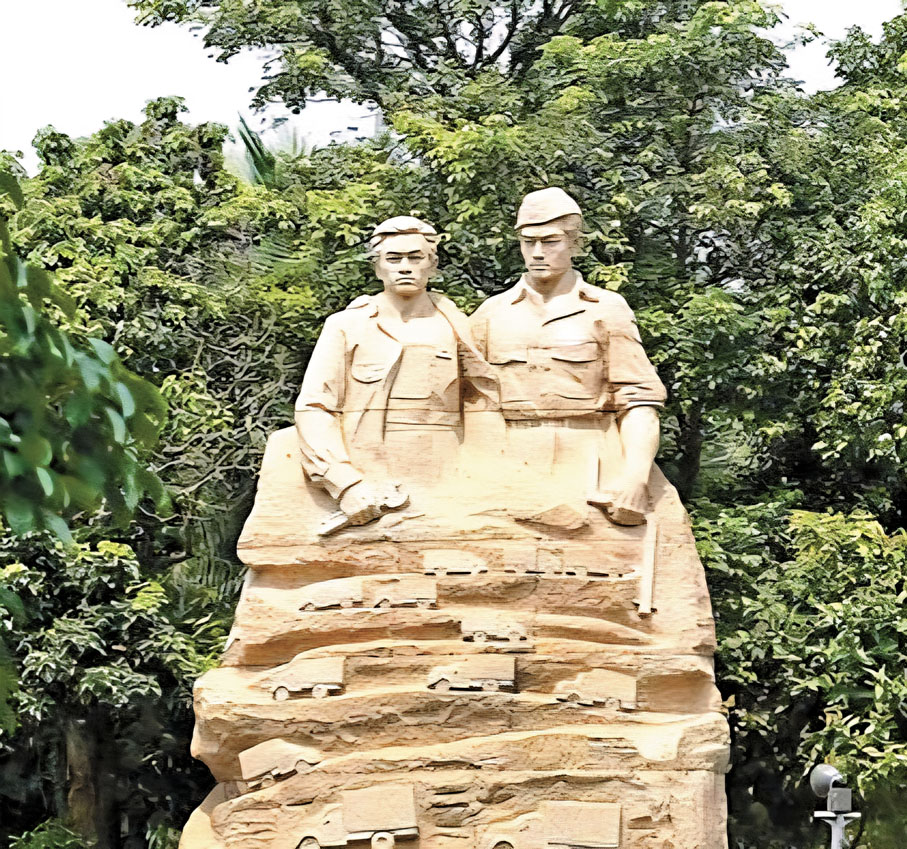 ●雕塑《南洋華僑機工回國服務團》 作者供圖