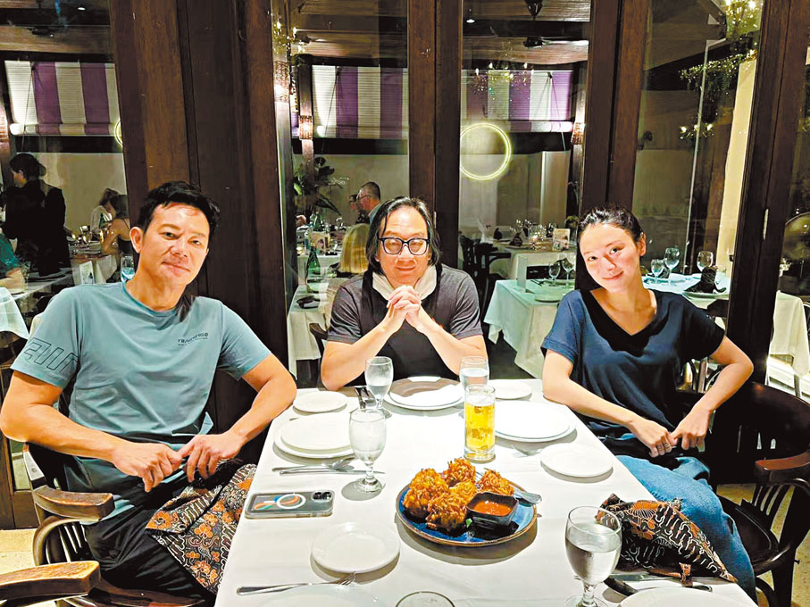 ●導演彭發（中）在拍攝《空心人》時要照顧患病的太太。