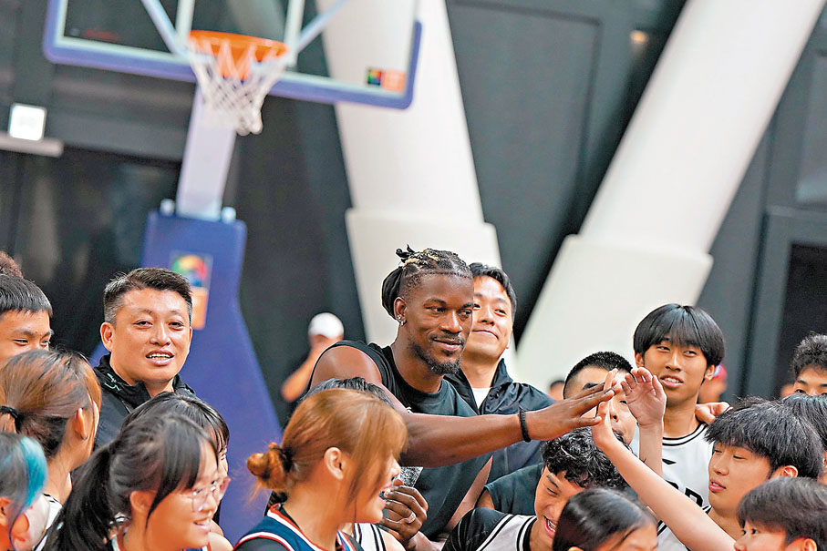 ●占美畢拿與球員擊掌，展現親民魅力。香港文匯報記者葉詩敏  攝