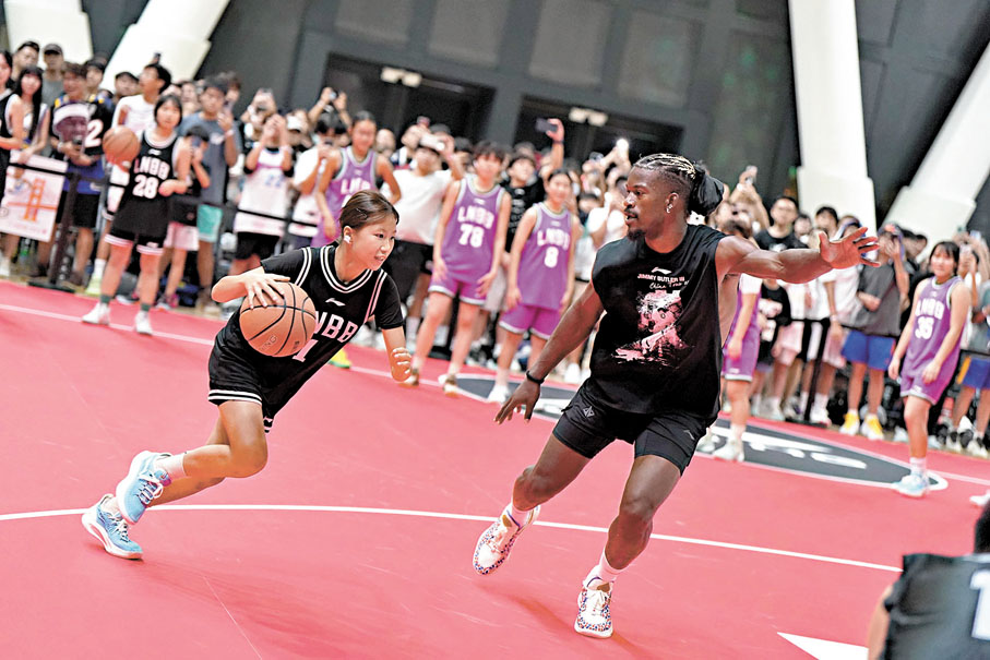 ●畢拿（右）落場指導本地年輕球員。 香港文匯報記者葉詩敏 攝