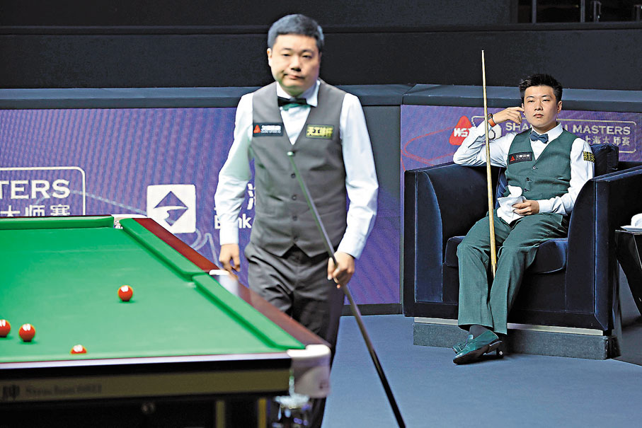 ●丁俊暉（左）在八強苦戰七局，不敵火力全開的趙心童。 新華社