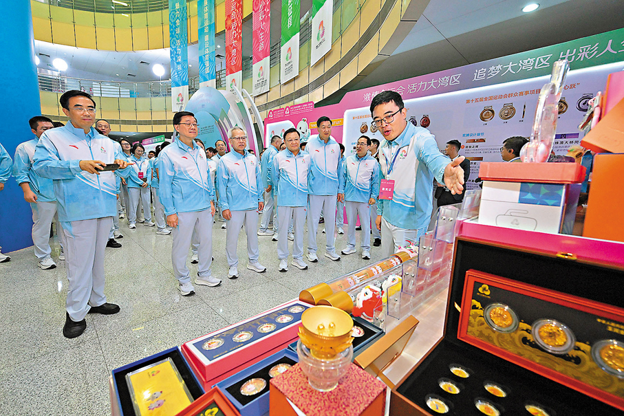 ●（左二起）李家超、岑浩輝、王偉中和高志丹在深圳參觀十五運會相關展覽。 