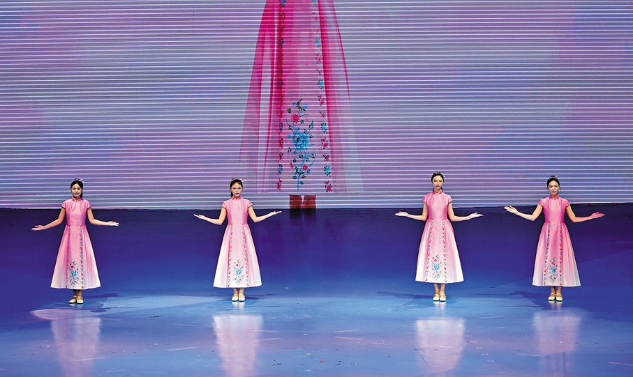 ●模特展示頒獎禮儀服裝。 新華社