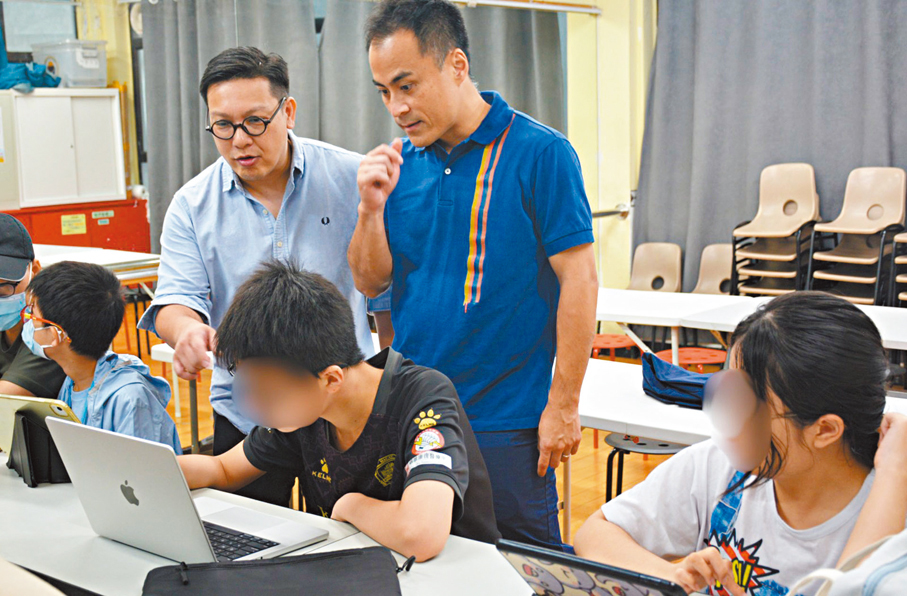 ●郭偉强及新家園協會九龍西總監梁秉堅指導同學。