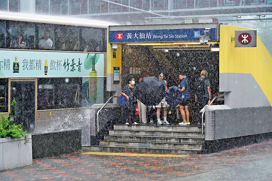 ●市民狼狽避雨。 香港文匯報記者曾興偉  攝